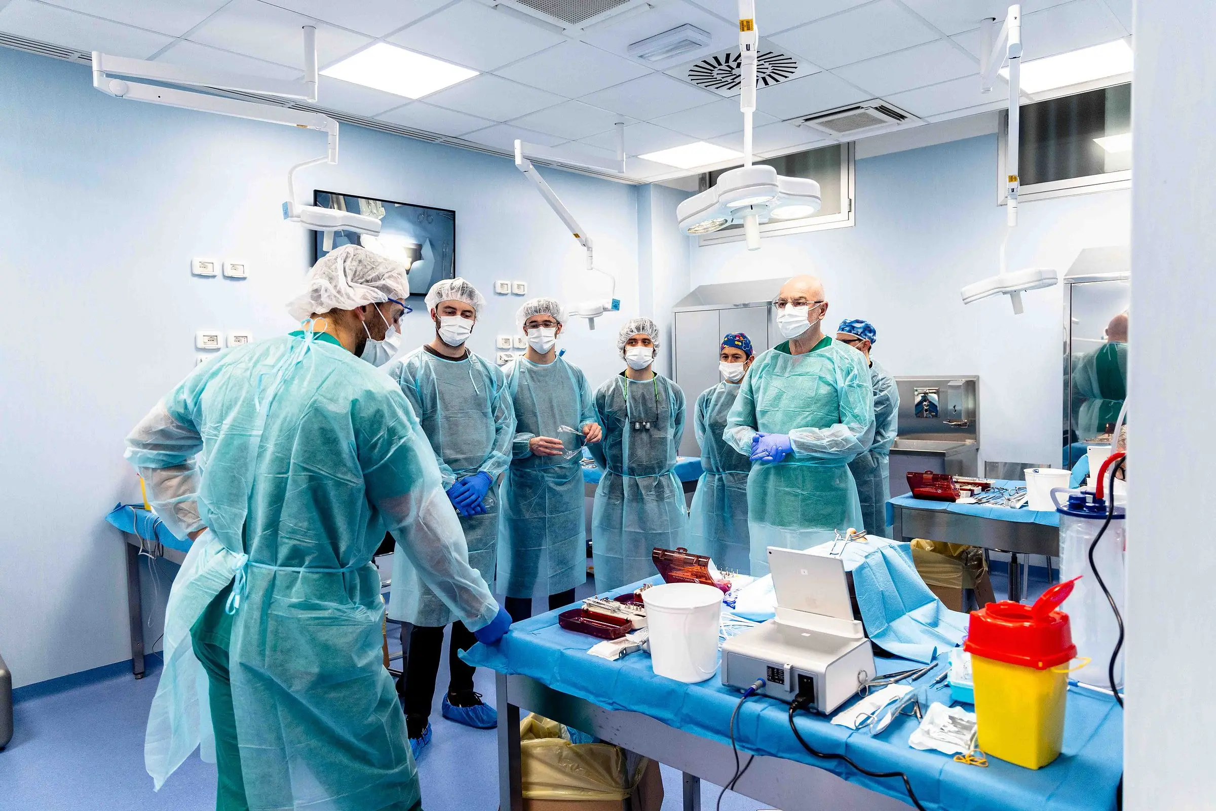Corsisti in sala settoria prima di un'esercitazione